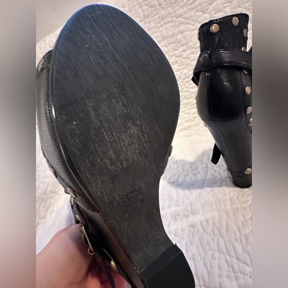 548 Cutout Leather Wedge Leather Shoes with Gold Studs PL-Lucky Size 37 1/2, 7.5 - Picture 8 of 17